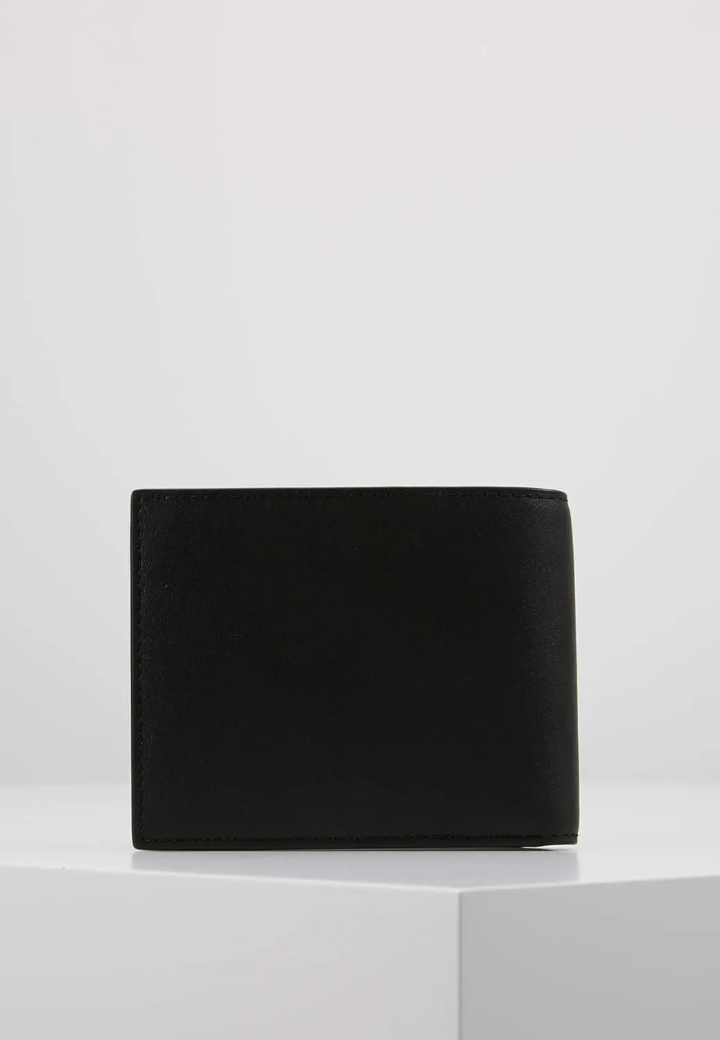 Lacoste Men's Fitzgerald Small Billfold Wallet, Black, One Size